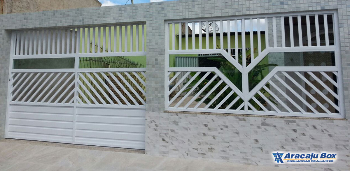 Portão em Alumínio Branco de Correr c/ Vidro Temperado c/ Grade Fixa