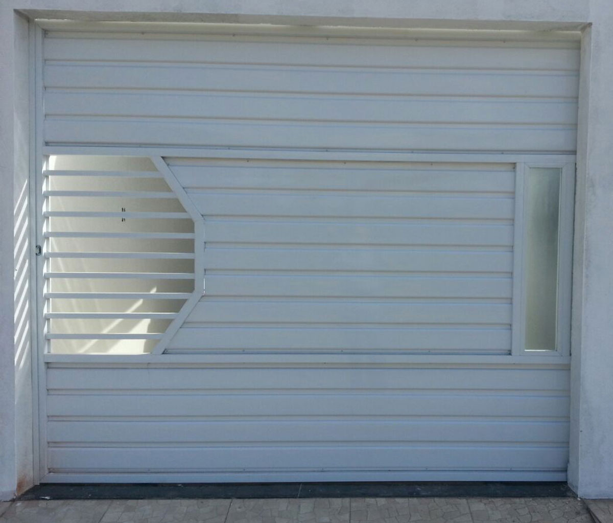 Portão em Lambril Liso Boleado Branco de Correr c/ Detalhe em Vidro