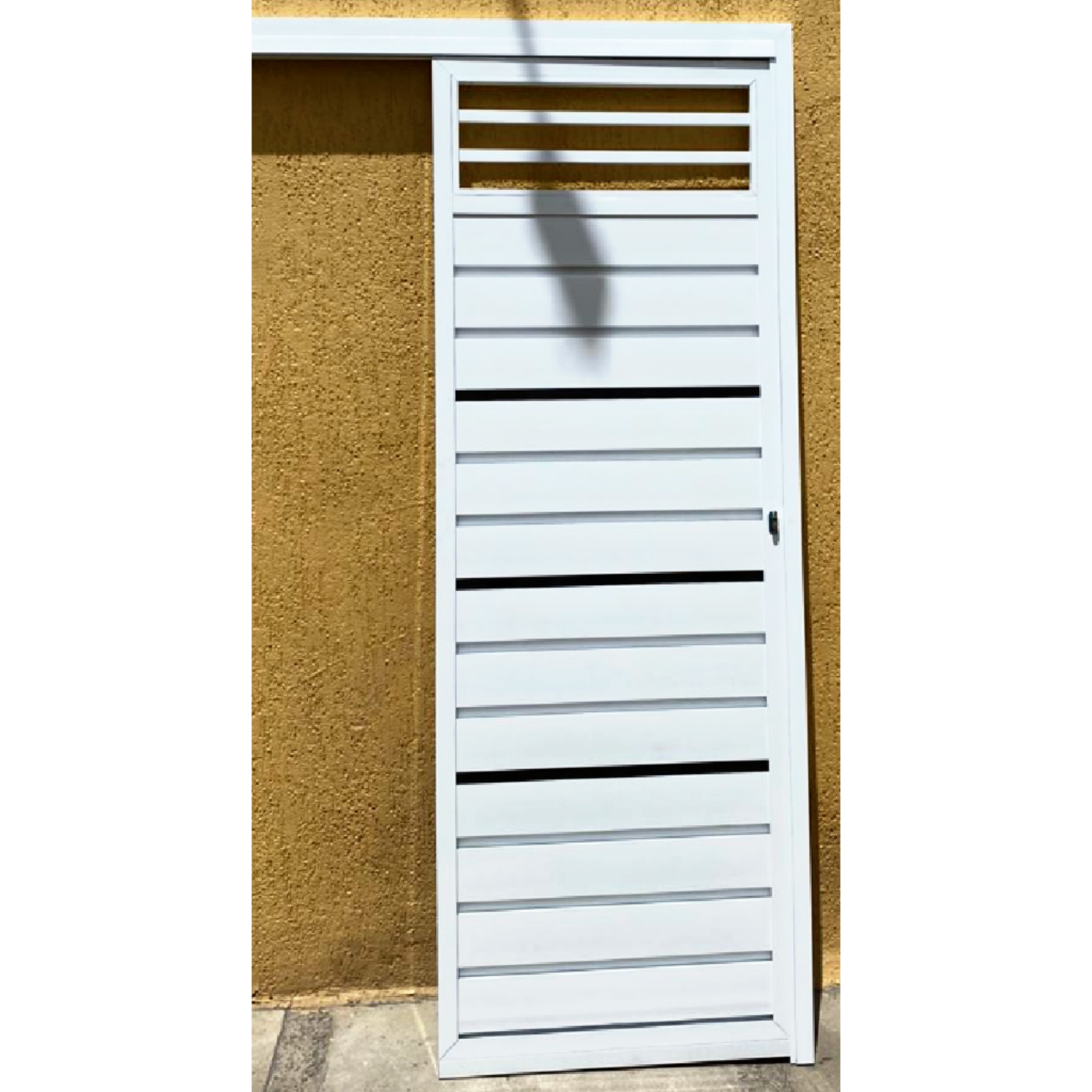 Porta em alumínio branco, de correr. Modelo : Lambril Liso na horizontal com espaçamentos e tubos na parte vazada na horizontal.