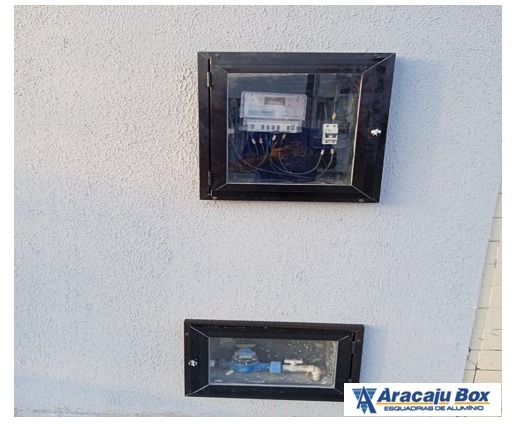 Portinhas de Registro da Energia e Água em Alumínio Preto com vidro incolor.