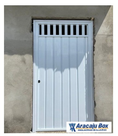 Porta de abrir em alumínio branco.